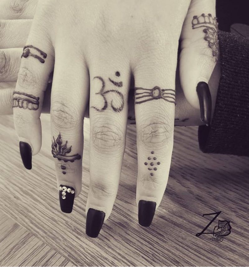 40+ Finger Tattoo Design Ideas - The XO Factor
